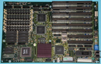 386er-Hauptplatine, bestückt mit CPU (unter Kühlkörper), Koprozessor und Arbeitsspeicher (8× SIMM)