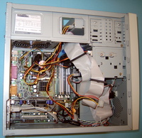 786er PC, aus Einzelkomponenten zusammengebaut,  Sockel-423-Hauptplatine, µATX-Gehäuse